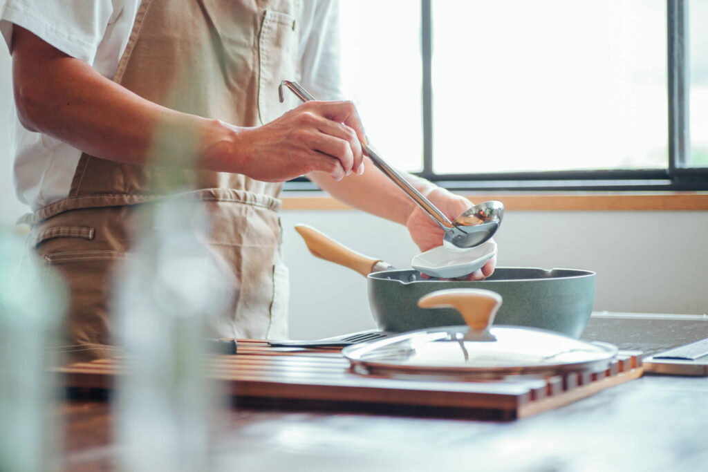 食費節約のための自炊する男性